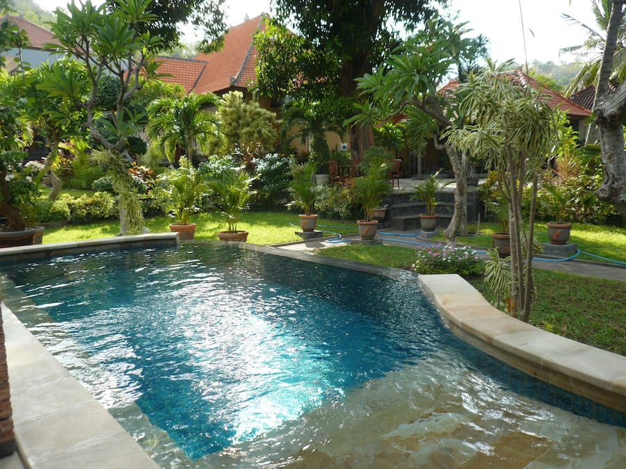 Una piscina al aire libre