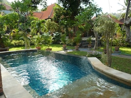 Una piscina al aire libre