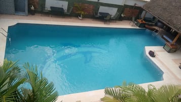 Piscine extérieure, parasols de plage, chaises longues