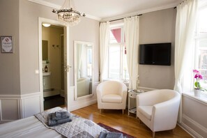 Blackout drapes, rollaway beds, free WiFi, bed sheets - Lilla Hotellet (Nora)