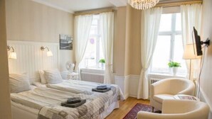 Double Room | Blackout curtains, rollaway beds, free WiFi, bed sheets - Lilla Hotellet (Nora)