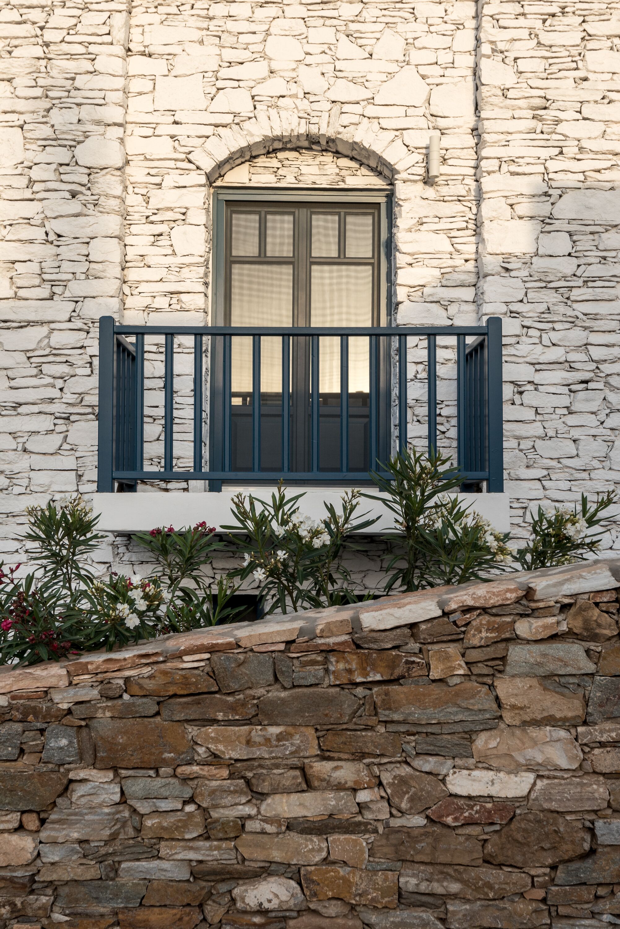 one bedroom suite with city view | balcony