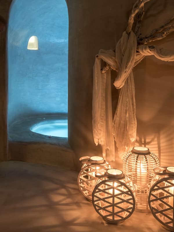 Indoor spa tub