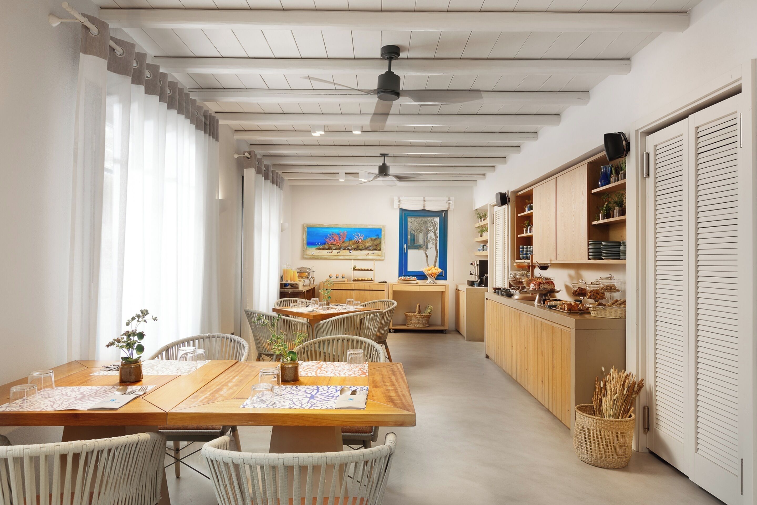 Café da manhã com buffet grátis todos os dias