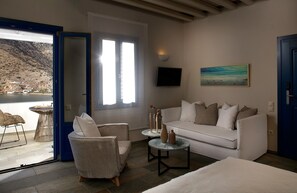 Junior Suite with Sea View | Área de estar | TV de tela plana 32 polegadas com canais via satélite, TV, Netflix