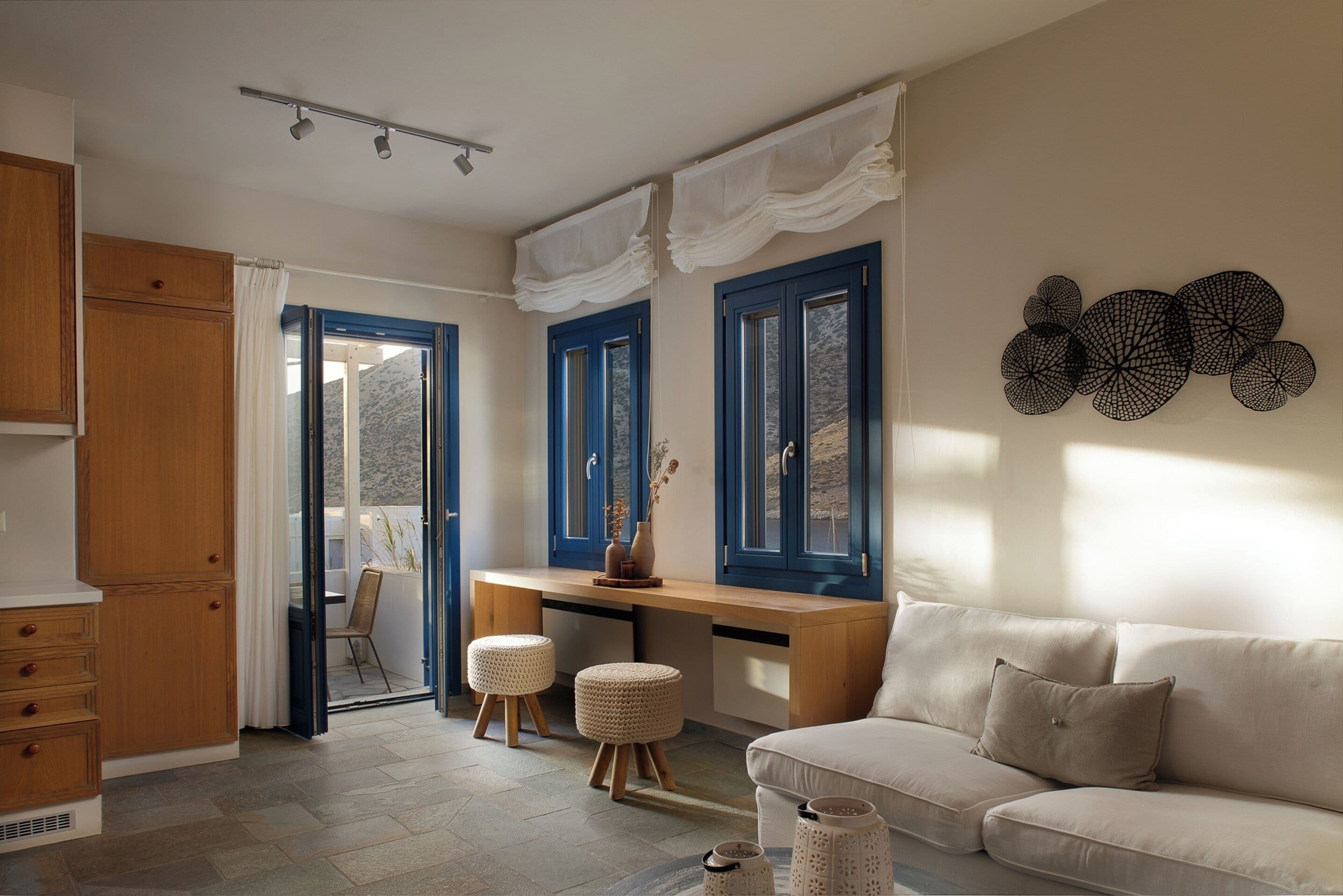 Friends & Family Suite with Sea View | Sala de estar | TV de tela plana 32 polegadas com canais via satélite, TV, Netflix