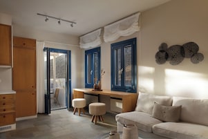 Friends & Family Suite with Sea View | 客厅 | 32-英寸纯平电视（配备卫星频道）、电视、Netflix