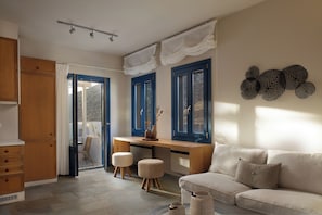 Friends & Family Suite with Sea View | Sala de estar | Una televisión de pantalla plana, Netflix, servicios de streaming