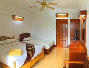 Quarto triplo superior, 2 camas de solteiro, para não fumantes, vista para a cidade | Cofres nos quartos, escrivaninha, cortinas blackout, Wi-Fi de cortesia