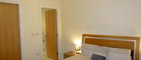 Cortinas blackout, tabla de planchar con plancha y wifi gratis
