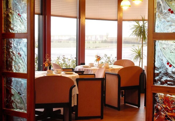 بوفيه فطور مجانًا يوميًا