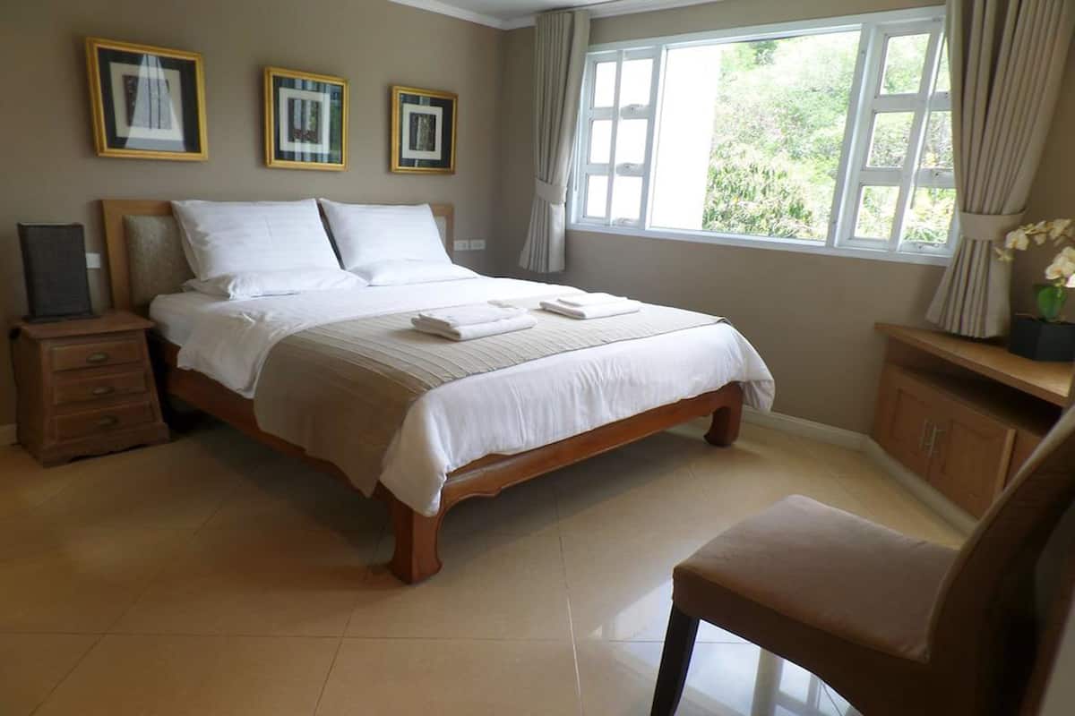 One Bedroom Apartment 4th Floor | Safe på rommet, skrivebord, blendingsgardiner og lydisolert