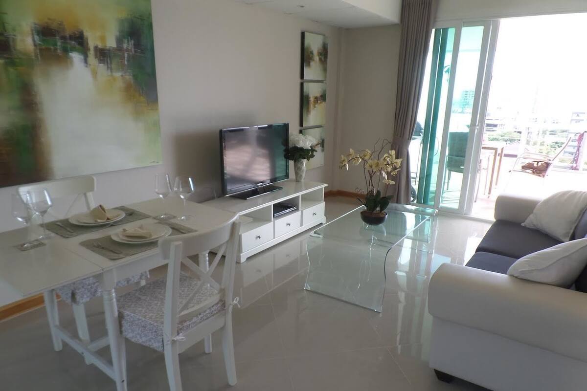 One Bedroom apartment Penthouse | Safe på rommet, skrivebord, blendingsgardiner og lydisolert
