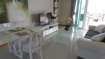 Caja de seguridad en la habitación, escritorio y cortinas blackout