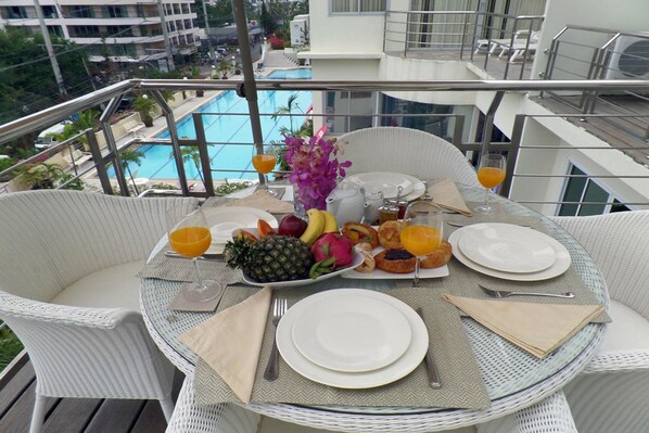 Two Bedroom Apartment | Balcón