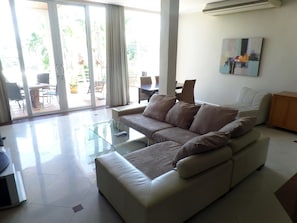 Two Bedroom Apartment Pool Level | Wohnbereich | LCD-Fernseher, DVD-Player
