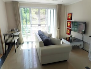 One Bedroom Apartment 4th Floor | Wohnbereich | LCD-Fernseher, DVD-Player