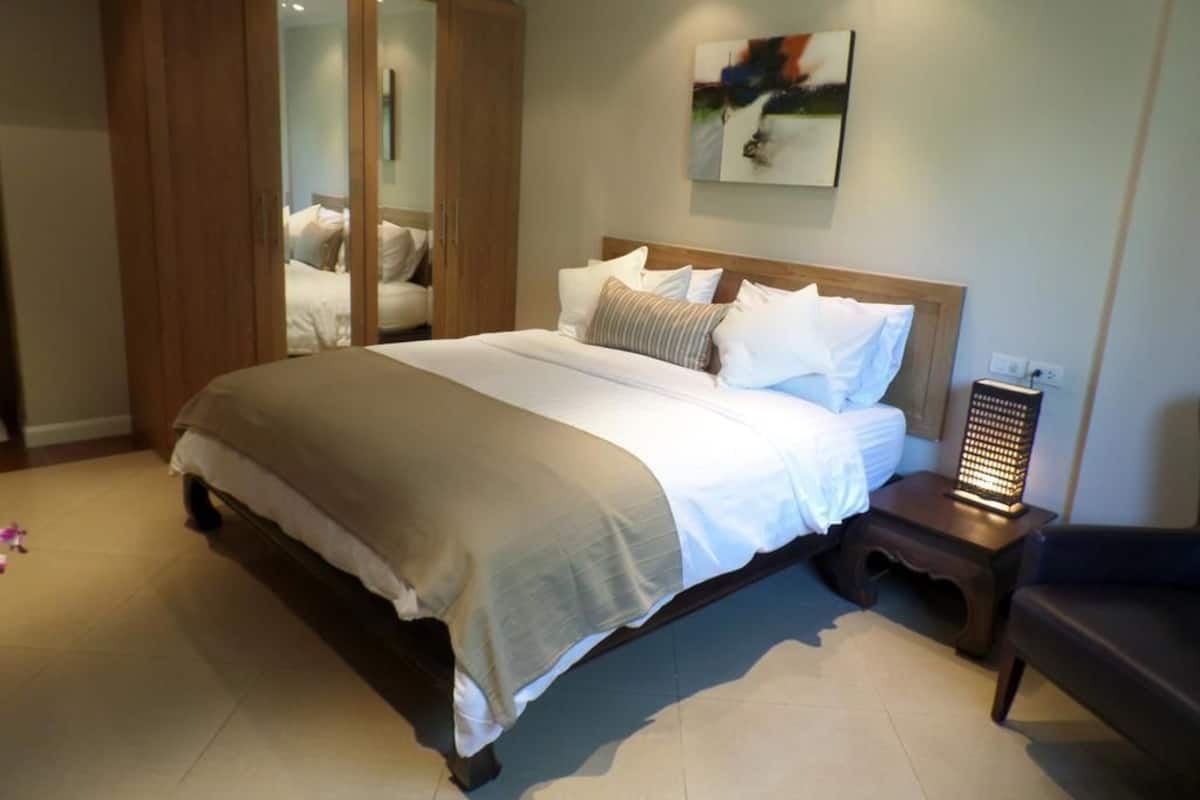 Two Bedroom Apartment Pool Level | Safe på rommet, skrivebord, blendingsgardiner og lydisolert
