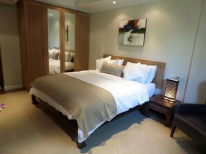 Two Bedroom Apartment Pool Level | Caja de seguridad en la habitación, escritorio y cortinas blackout