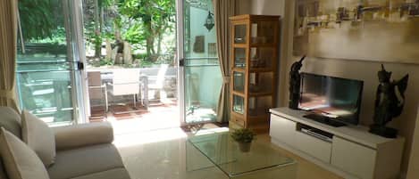 One Bedroom Apartment | 거실 공간 | LCD TV, DVD 플레이어