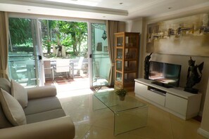 One Bedroom Apartment | Área de sala de estar | Televisión LCD y reproductor de DVD