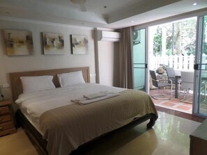 One Bedroom Apartment | Cofres nos quartos, escrivaninha, cortinas blackout