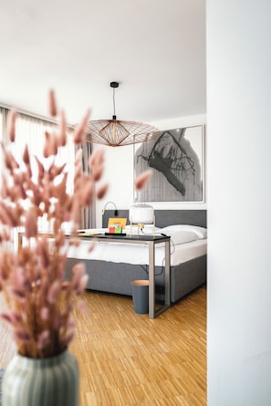 Ropa de cama de alta calidad y caja de seguridad en la habitación 