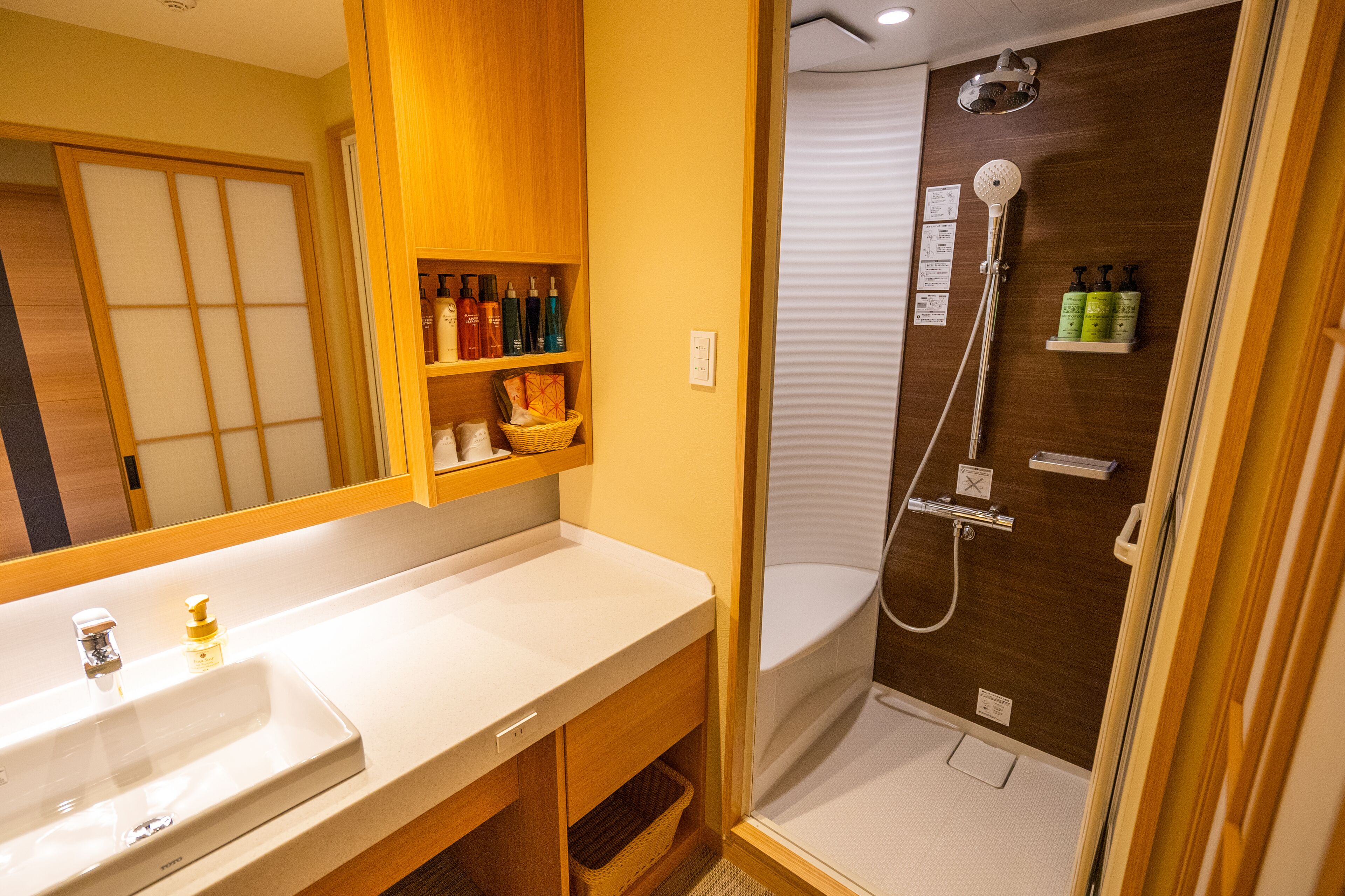 superior twin room, 2 bedrooms, non smoking | bathroom | hair dryer, slippers, electronic bidet, towels