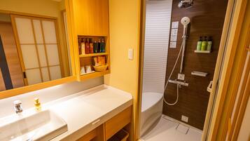 高级双床房, 2 间卧室, 无烟房 | 浴室 | 吹风机、拖鞋、电子马桶、毛巾