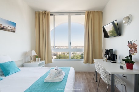 Premium bedding, soundproofing, iron/ironing board, free WiFi