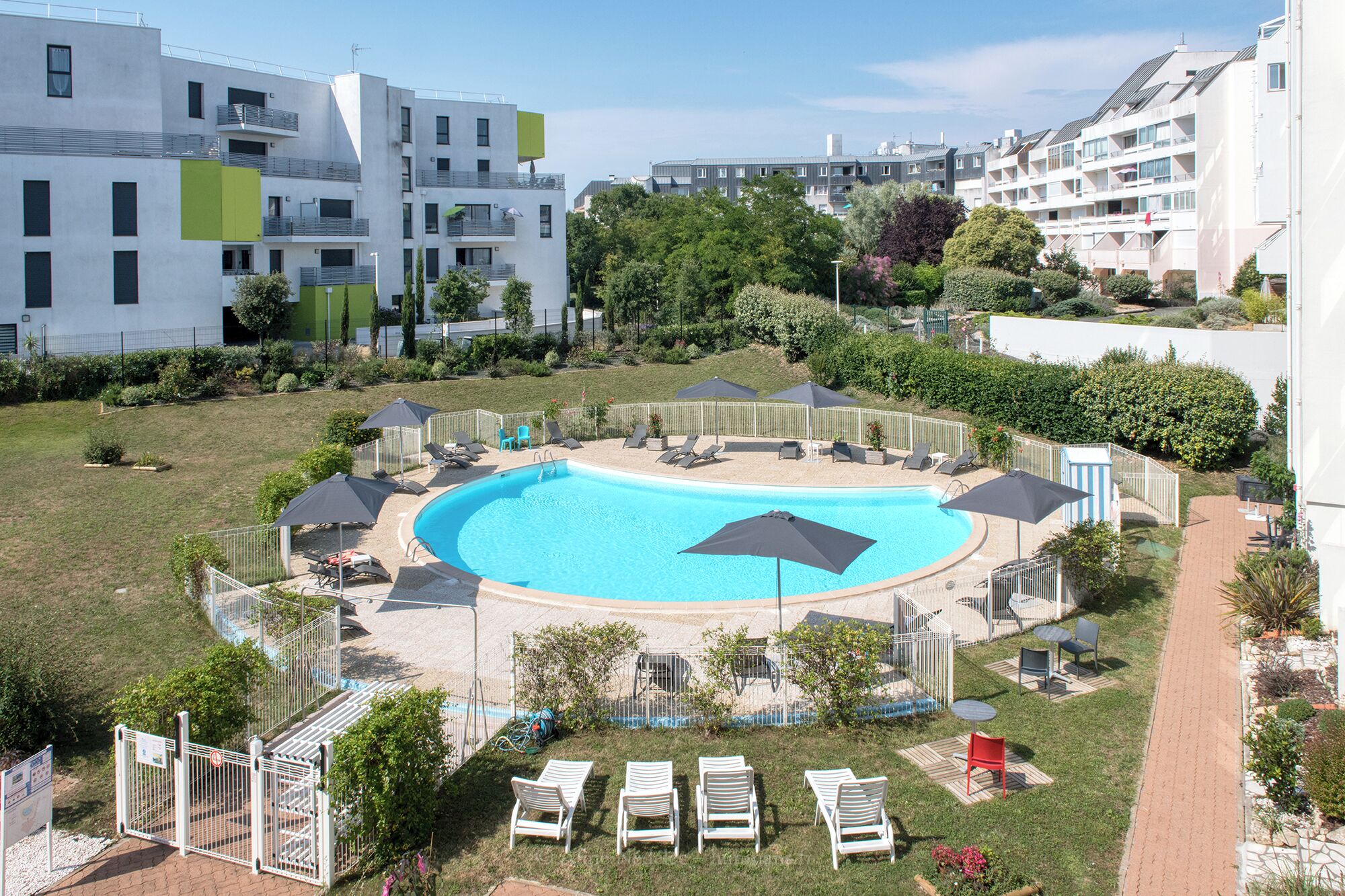 Standard-Studio, Poolblick | Blick von der Unterkunft