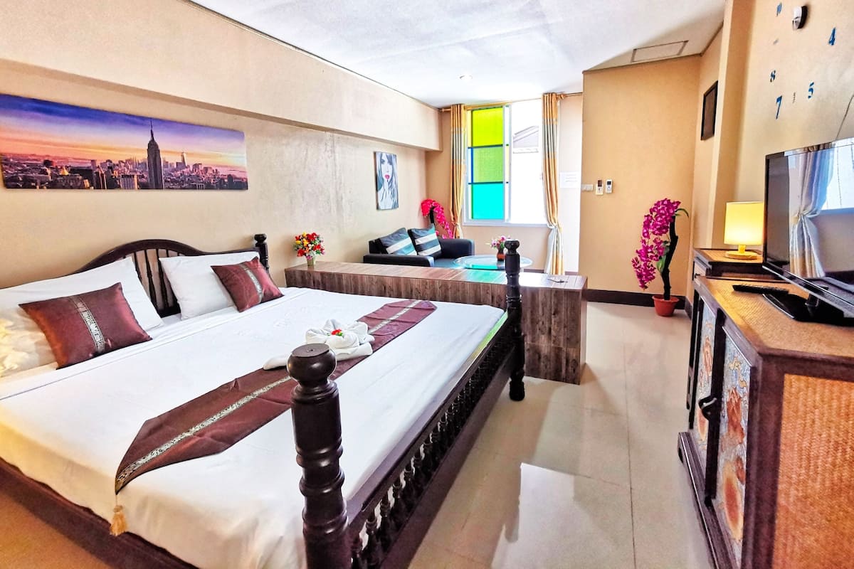 Minibar, caja de seguridad en la habitación y decoración personalizada