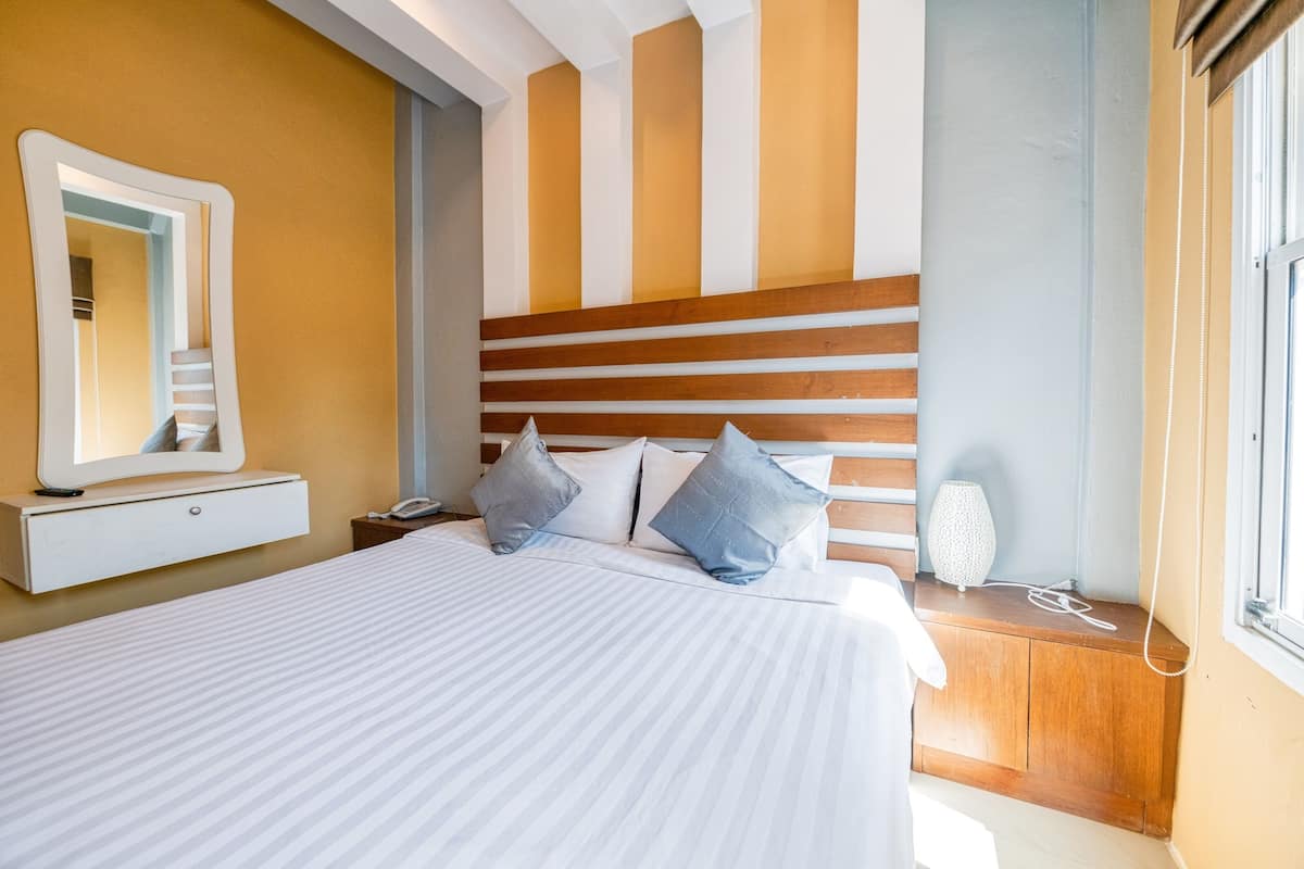 Minibar, caja de seguridad en la habitación y decoración personalizada