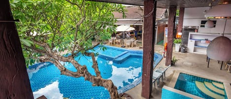 Piscine extérieure, parasols de plage, chaises longues