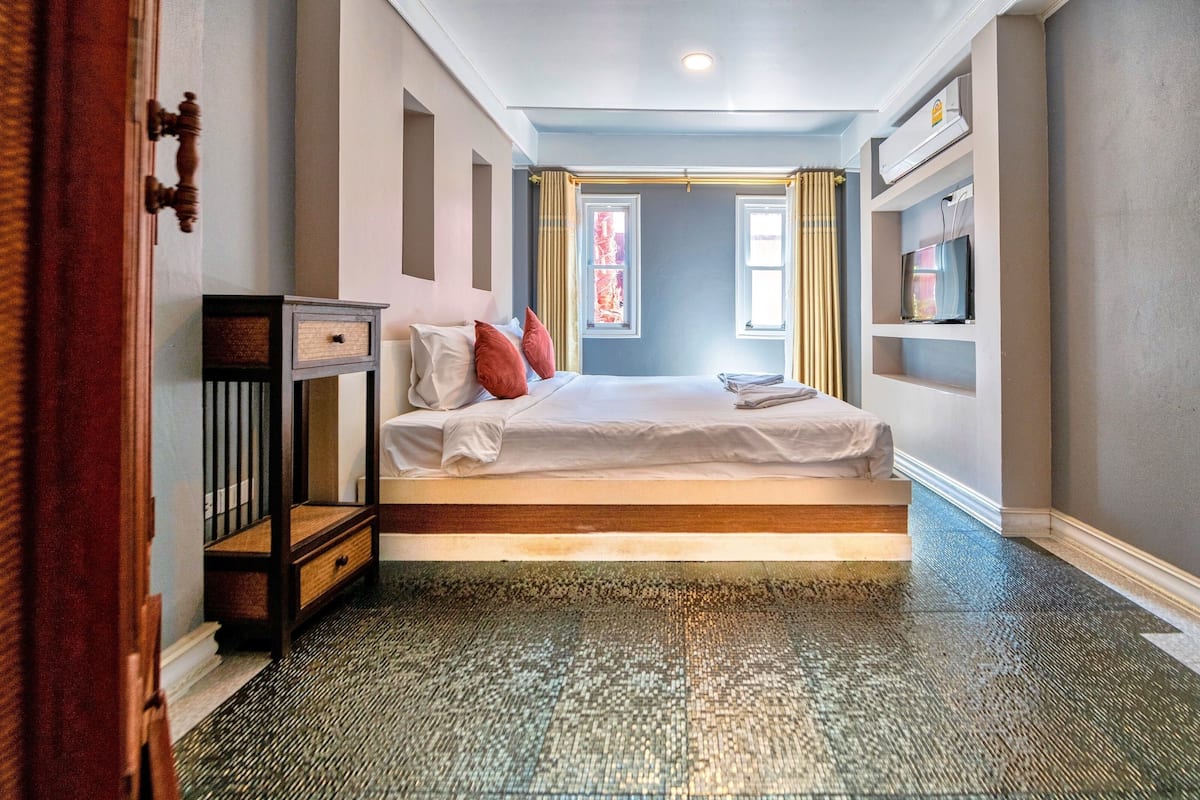 Minibar, caja de seguridad en la habitación y decoración personalizada