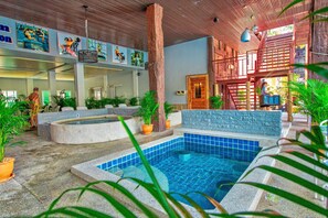 Outdoor spa tub - The Train Resort (Pattaya)