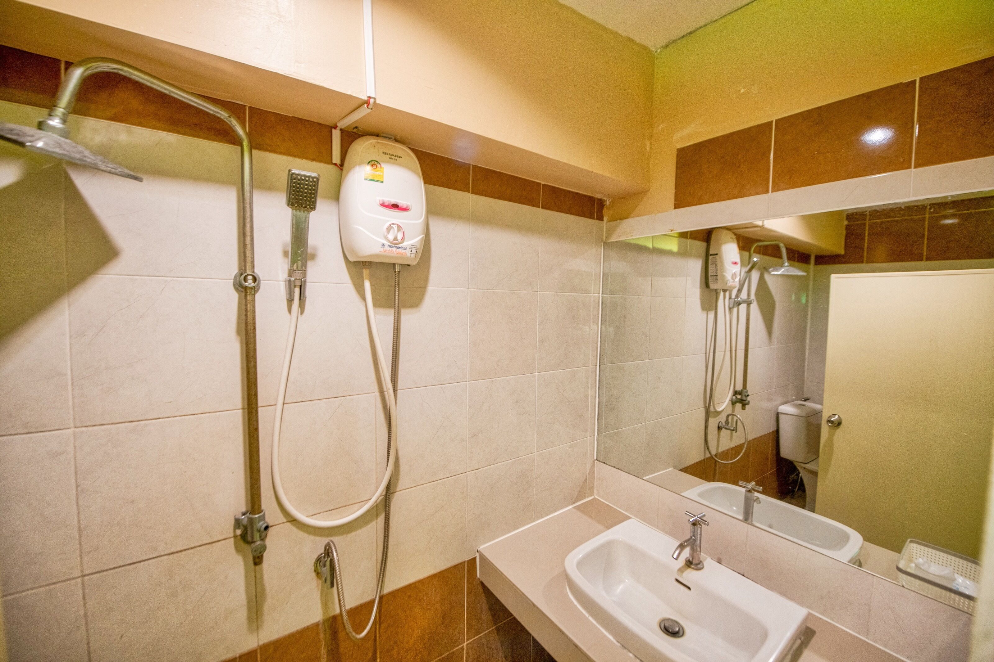 Une salle de bain avec une douche, un lavabo et des toilettes.