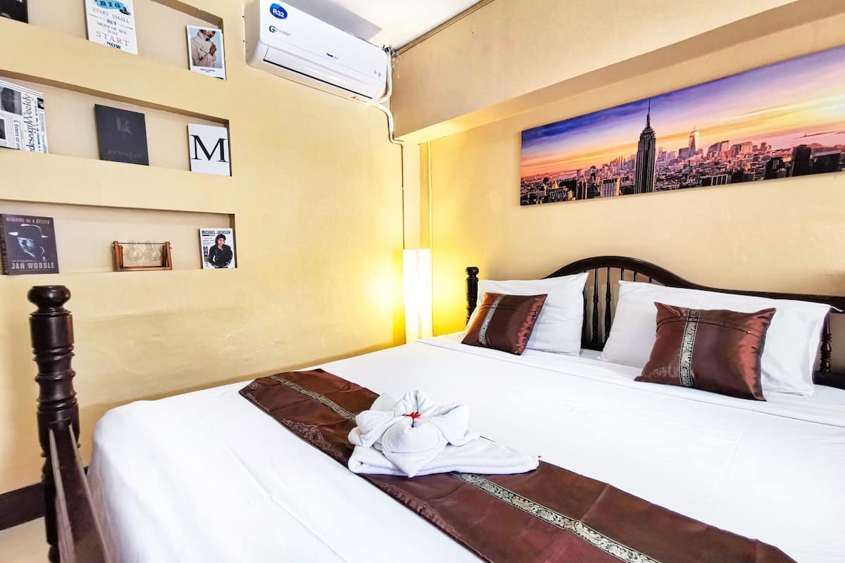 Minibar, caja de seguridad en la habitación y decoración personalizada