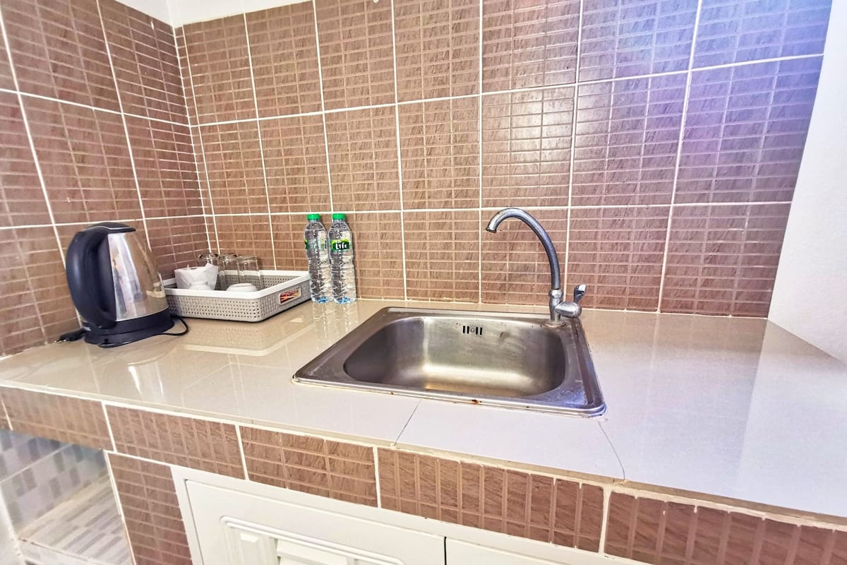 Refrigerador, tetera eléctrica y congelador