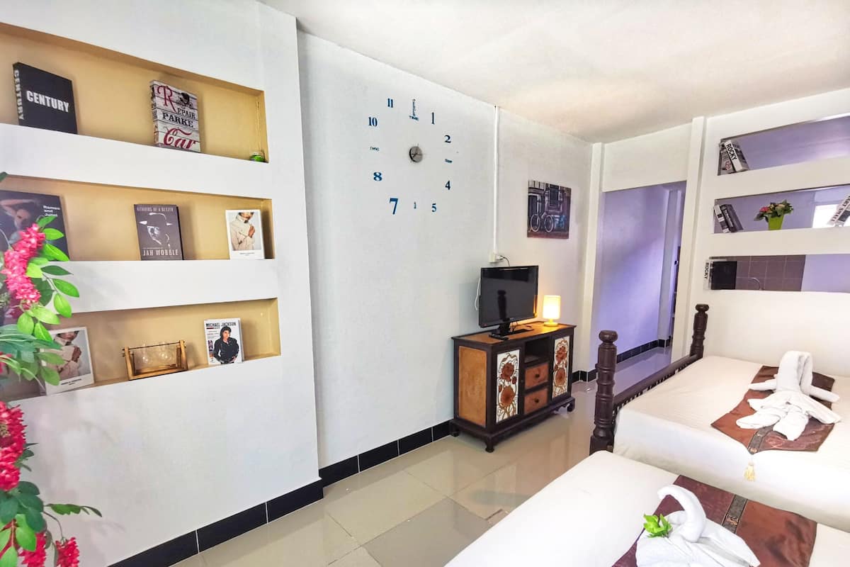 Minibar, caja de seguridad en la habitación y decoración personalizada