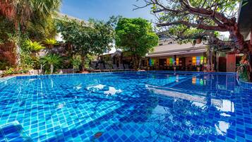 Piscine extérieure, parasols de plage, chaises longues