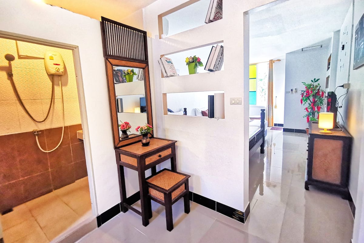 Minibar, caja de seguridad en la habitación y decoración personalizada