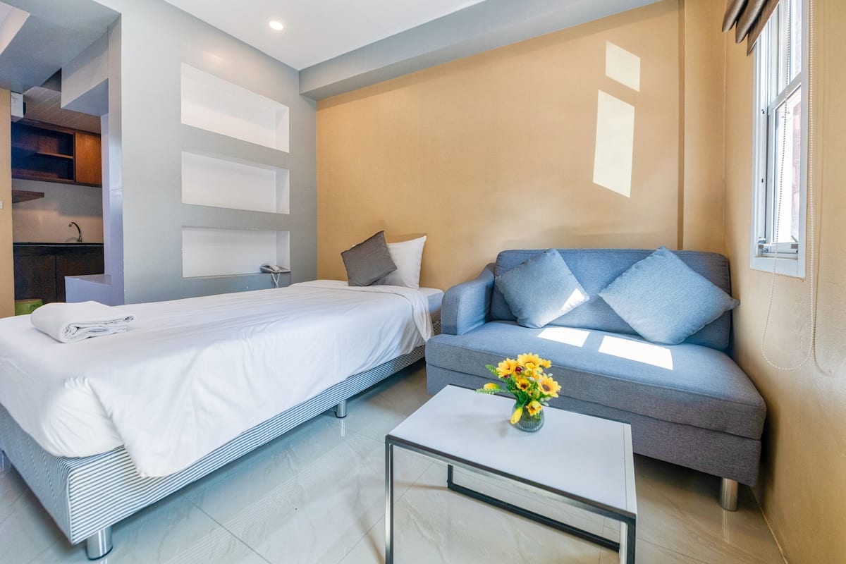 Minibar, caja de seguridad en la habitación y decoración personalizada