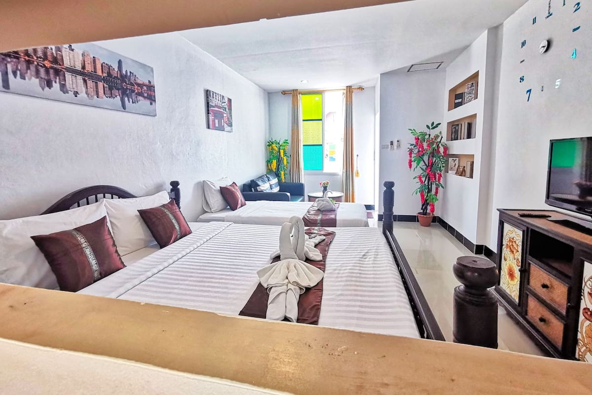 Minibar, caja de seguridad en la habitación y decoración personalizada