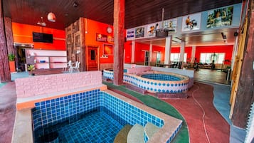 Kolam renang outdoor, dengan payung kolam renang dan kursi berjemur
