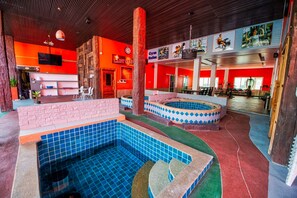 Outdoor pool, pool umbrellas, pool loungers - The Train Resort (Pattaya)