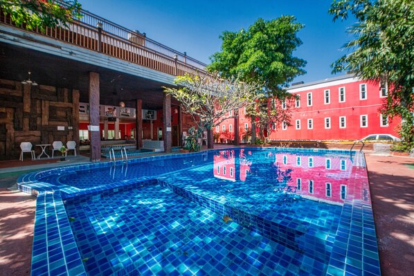 Piscina externa, guarda-sóis, espreguiçadeiras