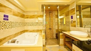 A modern bathroom with a large bathtub, a separate shower area, and a vanity with a sink. - Yudali HR Motel (Donggang)