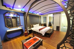 Quarto casal clássico | Escrivaninha, cortinas blackout, quartos à prova de som