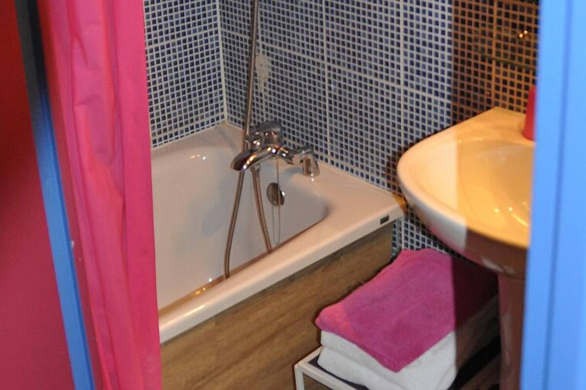 standard double room | bathroom | free toiletries, hair dryer, towels